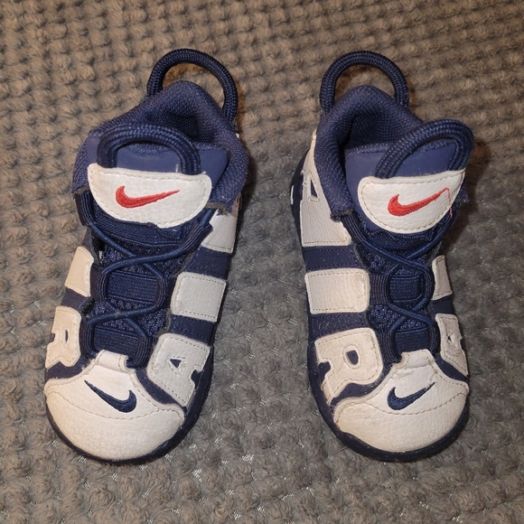 Nike Kids Sneakers in White and Navy - Picture 2 of 11
